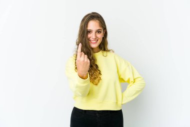 Kafkasyalı genç bir kadın seni işaret ediyor. Sanki seni davet ediyormuş gibi..