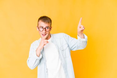 Genç beyaz yakışıklı adam dans ediyor ve eğleniyor..