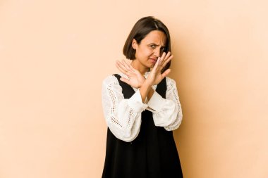 Genç İspanyol kadın izole edilmiş, iki kolu çapraz tutuyor, inkar kavramı..