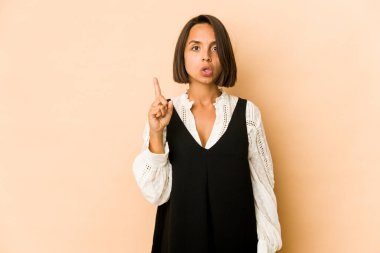 Genç İspanyol kadın, ağzı açık, üst tarafı işaret ederek izole edilmiş..