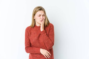 Beyaz arka planda izole edilmiş genç sarışın kadın güçlü bir diş ağrısı ve azı dişi ağrısı var..