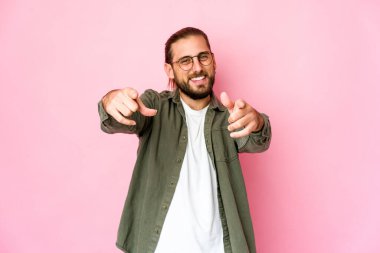 Uzun saçlı genç adam, gülümsüyor gibi görün..