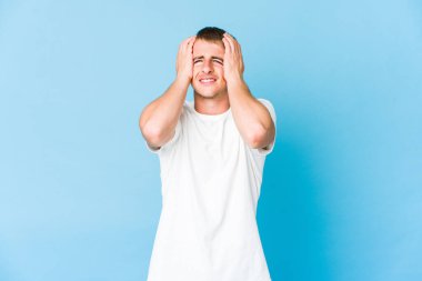 Beyaz tenli yakışıklı bir adam ağlıyor. Acı ve kafa karışıklığı gibi bir şeyden mutsuz..