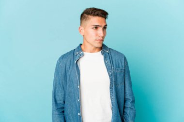 Beyaz tenli yakışıklı, soyutlanmış omuz silkiyor ve gözleri açık..