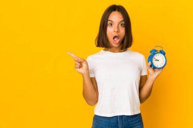 Yanında megafon tutan genç İspanyol kadın.