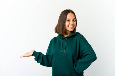 Genç melez kadın hoş bir ifade sergiliyor..