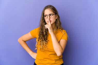 Genç, beyaz, tatlı bir kadın ya sır saklıyor ya da sessizlik istiyor..