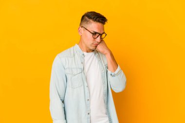 Kendini üzgün ve dalgın hisseden, kopyalama alanına bakan yakışıklı, beyaz bir adam..