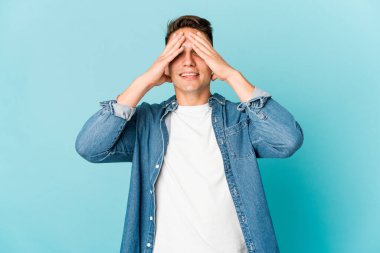 Kafkasyalı yakışıklı bir adam yalnızken mutlu bir şekilde ellerini başının üstünde tutuyor. Mutluluk kavramı.