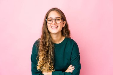 Genç beyaz kadın gülüyor ve eğleniyor..