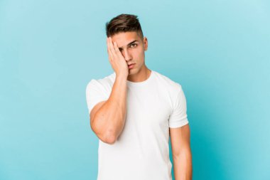 Genç, beyaz, yakışıklı, soyutlanmış, yorgun ve uykulu bir adam..