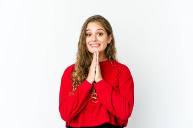 El ele tutuşup dua eden beyaz bir kadın, kendinden emin..