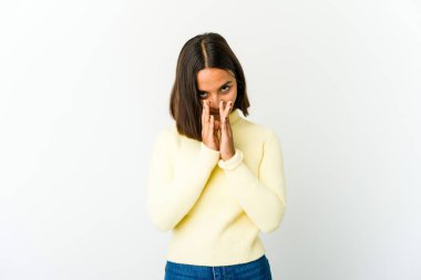 Genç melez kadın bir plan yapıyor, bir fikir kuruyor..