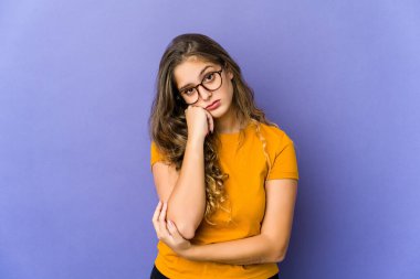 Genç, beyaz, tatlı bir kadın, tekrarlanan bir görevden bıktı..