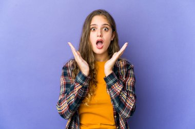 Genç, beyaz, tatlı kadın şaşırdı ve şok oldu..