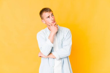 Kafkasyalı yakışıklı adam düşünüyor ve bakıyor, yansıtıyor, düşünüyor, hayal kuruyor..