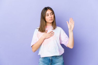 Beyaz bir kadın yemin ediyor, elini göğsüne koyuyor..