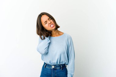 Genç melez kadın stresten dolayı boynu ağrıyor, masaj yapıyor ve eliyle dokunuyor..