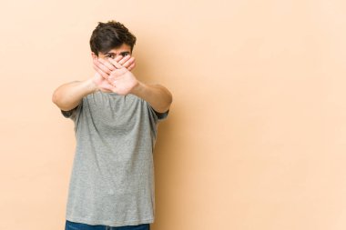 Genç havalı adam inkar jesti yapıyor.