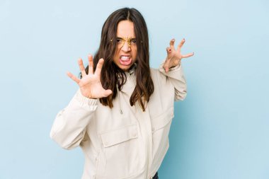 Genç melez İspanyol kadın yalnız başına gergin ellerle çığlık atıyor..