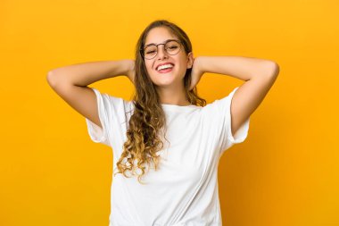 Kafkasyalı genç bir kadın kendini güvende hissediyor, elleri başının arkasında..