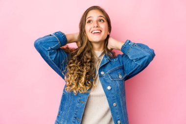 Kafkasyalı genç bir kadın kendini güvende hissediyor, elleri başının arkasında..