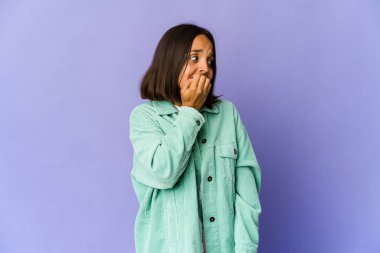 Tırnak yiyen, gergin ve endişeli genç bir ırk kadını..