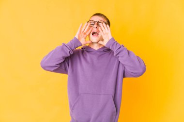 Genç, beyaz, yakışıklı bir adam heyecanla bağırıyor..