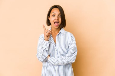 Genç İspanyol kadın bir fikri, ilham konsepti ile izole edilmiş..