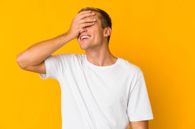 Kafkasyalı yakışıklı genç adam ellerini başının üstünde tutarak neşeyle gülüyor. Mutluluk kavramı.