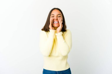 Genç melez kadın dedikodu yapıyor, bir şeyleri haber veriyor..