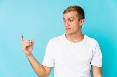 Beyaz tenli yakışıklı bir adam seni işaret ediyor. Sanki davet ediliyormuş gibi..