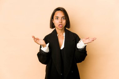 Genç İspanyol kadın şaşırdı ve şok oldu..