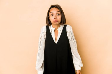 Genç İspanyol kadın omuz silkiyor ve gözleri açık..