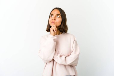 Genç melez kadın düşünüyor, bakıyor, yansıtıyor, düşünüyor, hayal kuruyor..