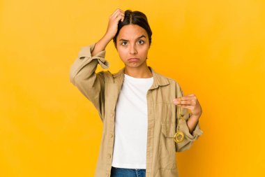 Elinde cep saati olan genç İspanyol kadın şok olmuştu. Önemli bir buluşmayı hatırladı..