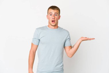 Kafkasyalı yakışıklı adam, avuç içinde fotokopi yeri tutmaktan çok etkilendi..