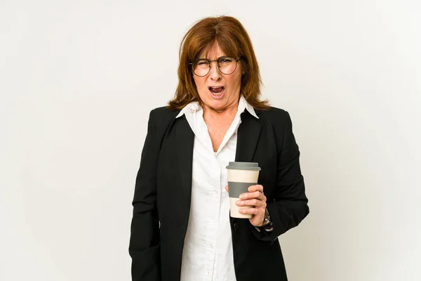 中年ビジネス女性保持Aテイクアウトコーヒー絶叫非常に怒って積極的 — ストック写真
