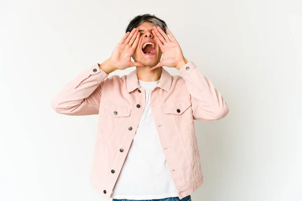 Junger Hagerer Hispanischer Mann Schreit Aufgeregt Nach Vorne — Stockfoto