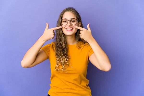 Jovem Caucasiano Bonito Mulher Sorri Apontando Dedos Para Boca — Fotografia de Stock