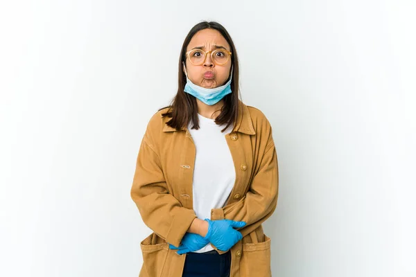 Jovem Mulher Latina Usando Uma Máscara Para Proteger Covid Isolado — Fotografia de Stock