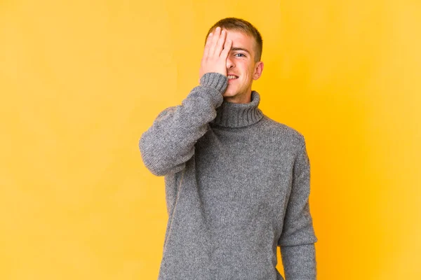 Jonge Kaukasische Knappe Man Die Plezier Heeft Helft Van Het — Stockfoto