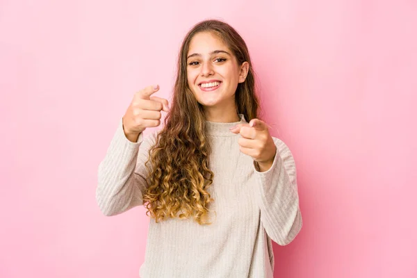 Junge Kaukasierin Lächelt Fröhlich Und Zeigt Nach Vorne — Stockfoto