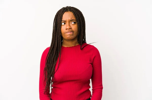 Mujer Afroamericana Joven Aislada Confundida Siente Dudosa Insegura — Foto de Stock