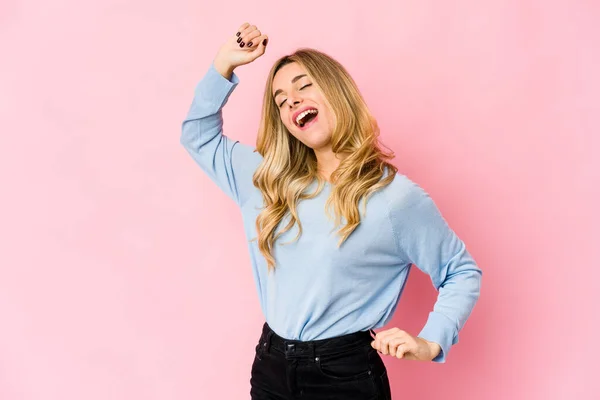 Giovane Donna Bionda Caucasica Gioiosa Spensierata Mostrando Simbolo Pace Con — Foto Stock