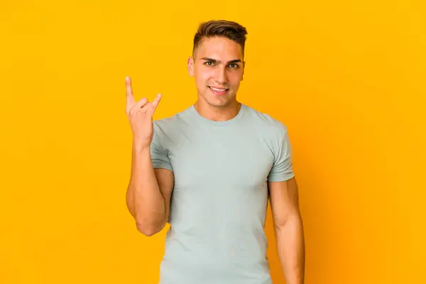 Jovem Caucasiano Bonito Isolado Mostrando Gesto Chifres Como Conceito Revolução — Fotografia de Stock