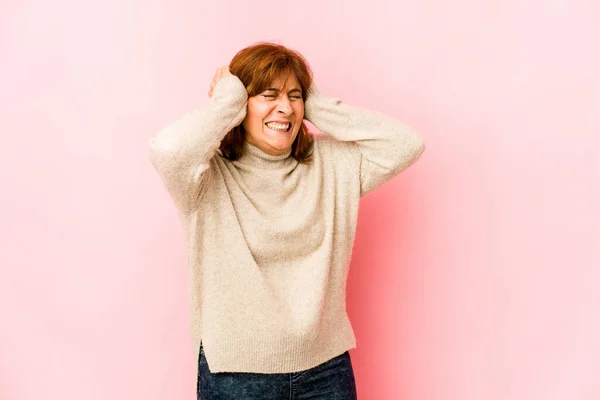 Senior Kaukasiska Kvinna Isolerad Täcker Öronen Med Händer — Stockfoto