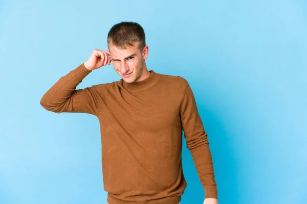 Junger Kaukasischer Gutaussehender Mann Der Die Ohren Mit Fingern Bedeckt — Stockfoto