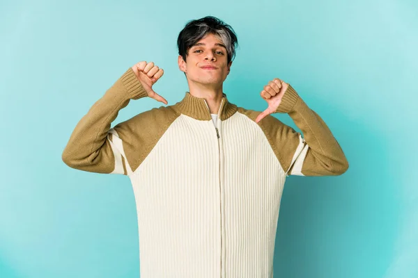 Jovem Homem Hispânico Magro Posando Fundo Cor — Fotografia de Stock