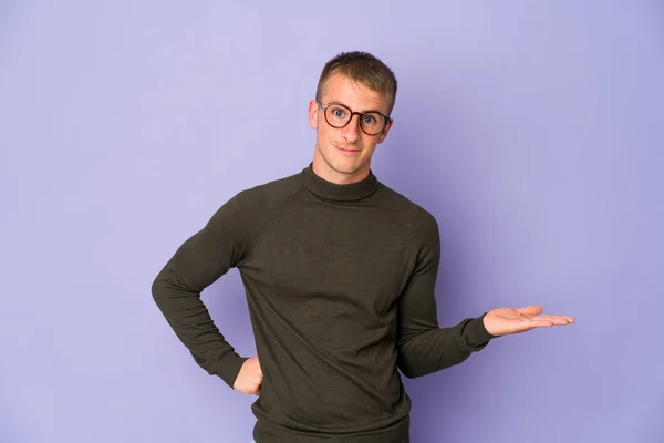 Junger Kaukasischer Gutaussehender Mann Zeigt Einen Kopierraum Auf Einer Handfläche — Stockfoto